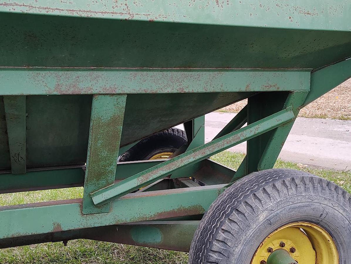 Used JOHN DEERE 350-22 Gravity Wagon