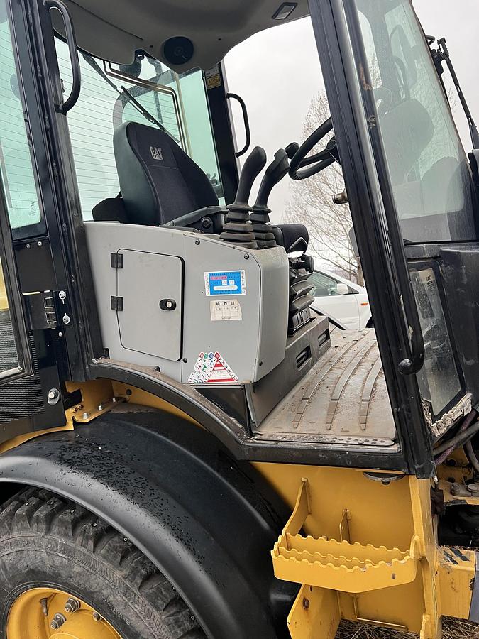 Used 2016 CATERPILLAR 907M