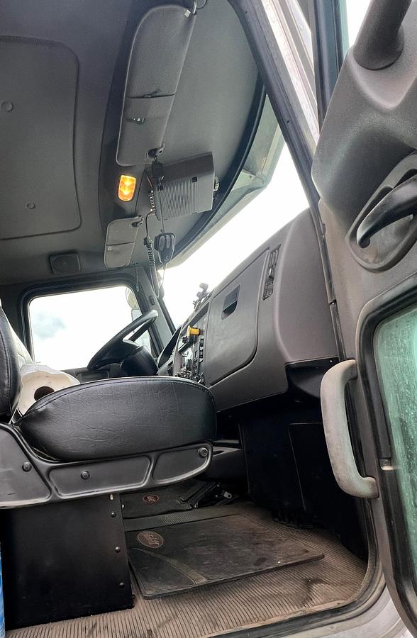 Used 2016 PETERBILT 348