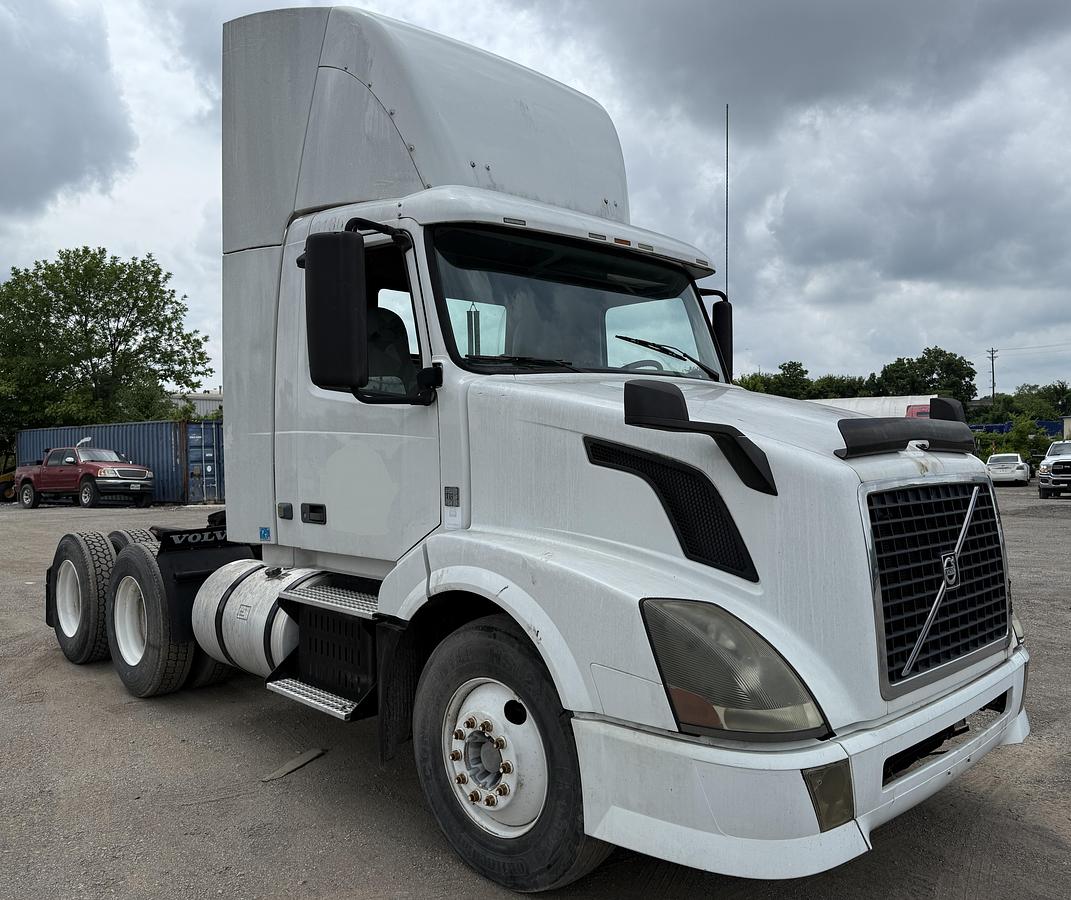 Used 2010 VOLVO VNL64TN