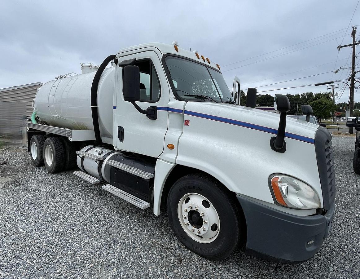 Used 2013 FREIGHTLINER Cascadia 125 Vacuum