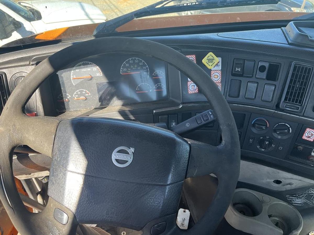 Used 2004 VOLVO VNM-200