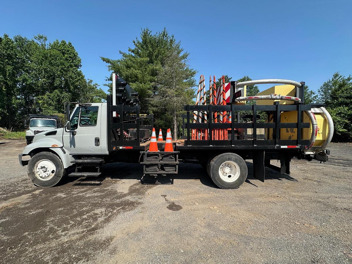 Used 2004 INTERNATIONAL 4300 Attenuator Truck