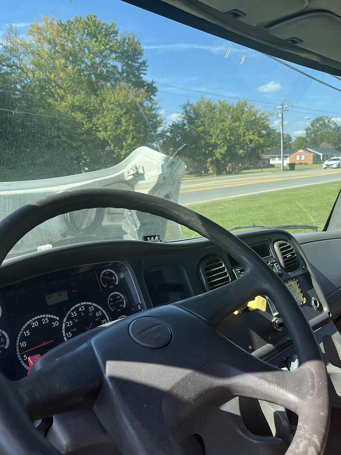 Used 2006 FREIGHTLINER M2 106