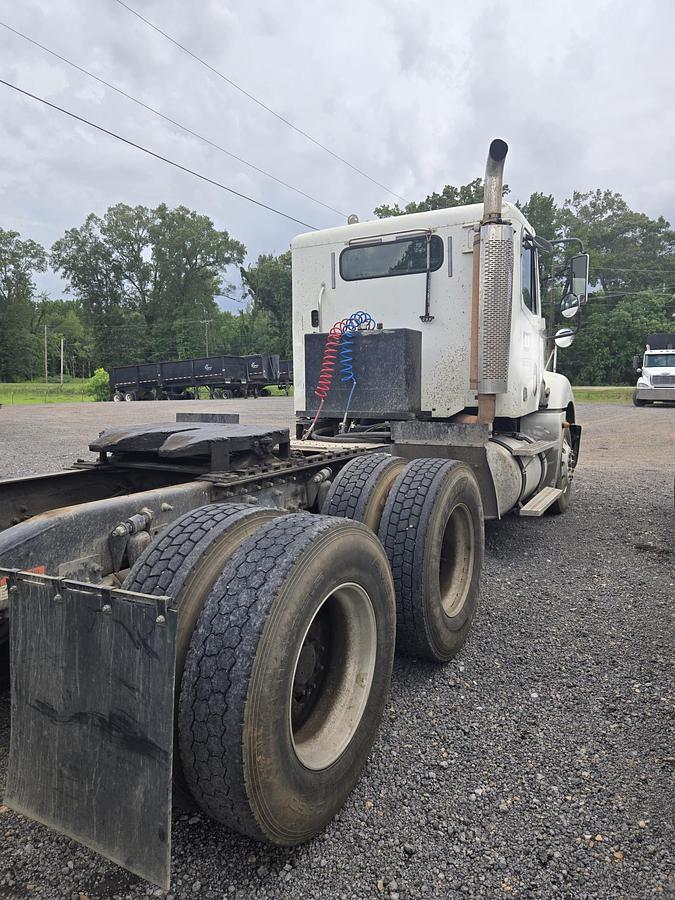Used 2005 FREIGHTLINER Columbia