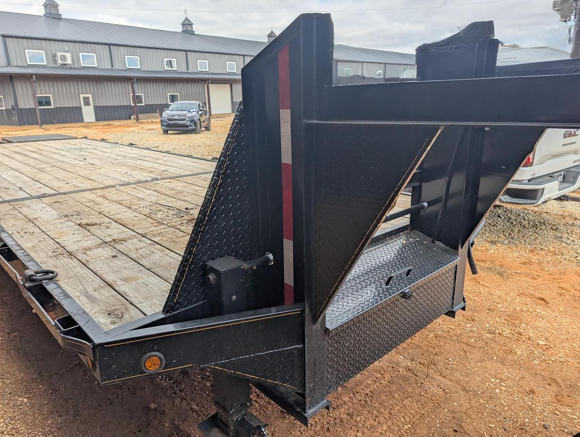 Used 2023 EAGLE 26 foot Gooseneck