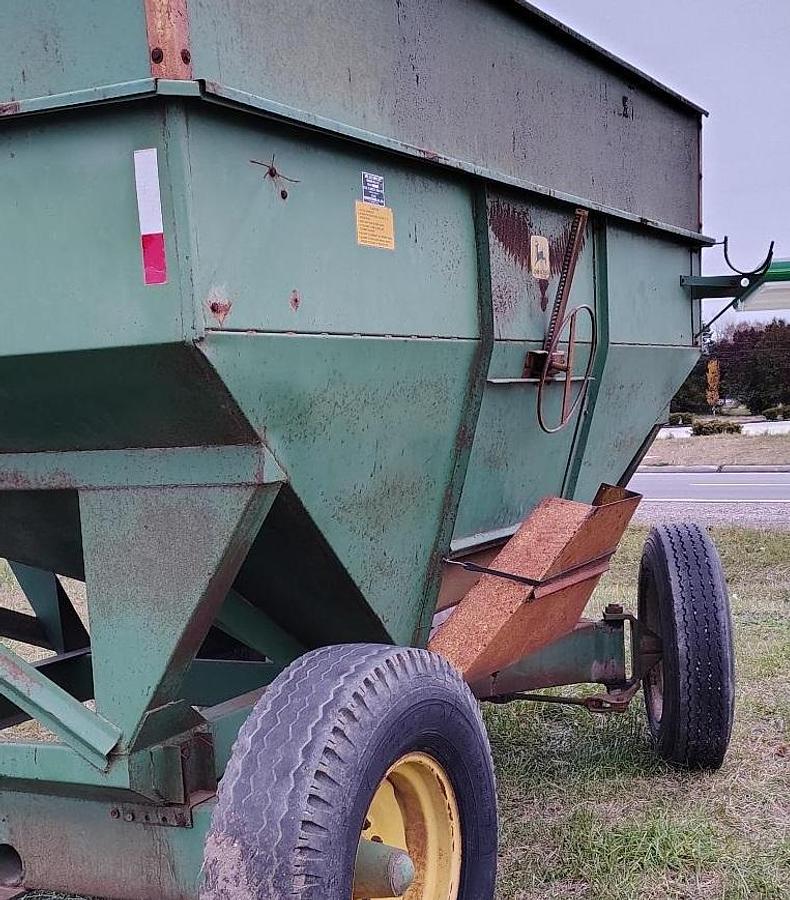 Used JOHN DEERE 350-22 Gravity Wagon