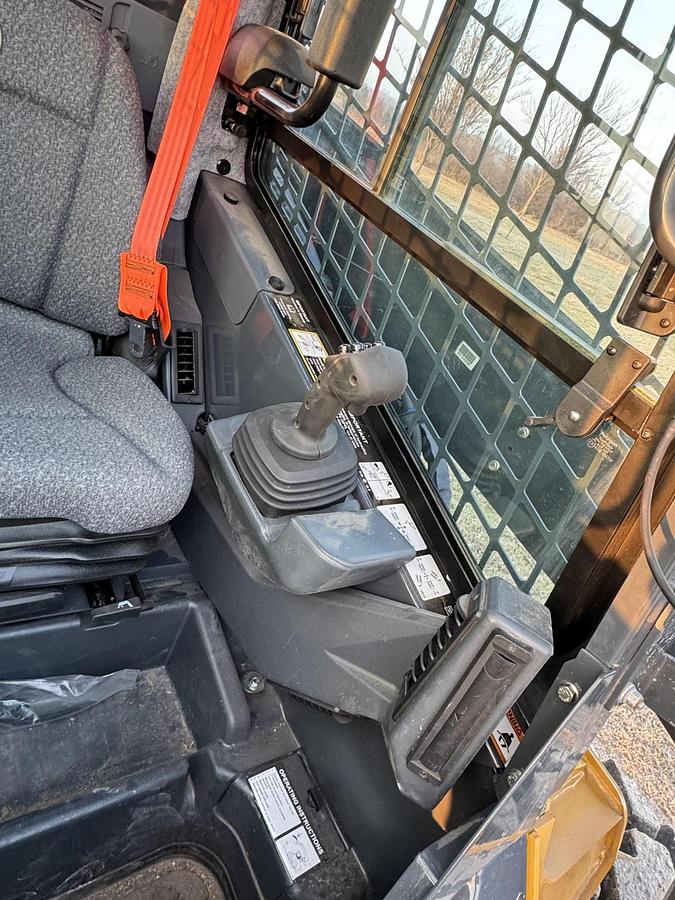 Used 2024 JOHN DEERE 332G Skid steer