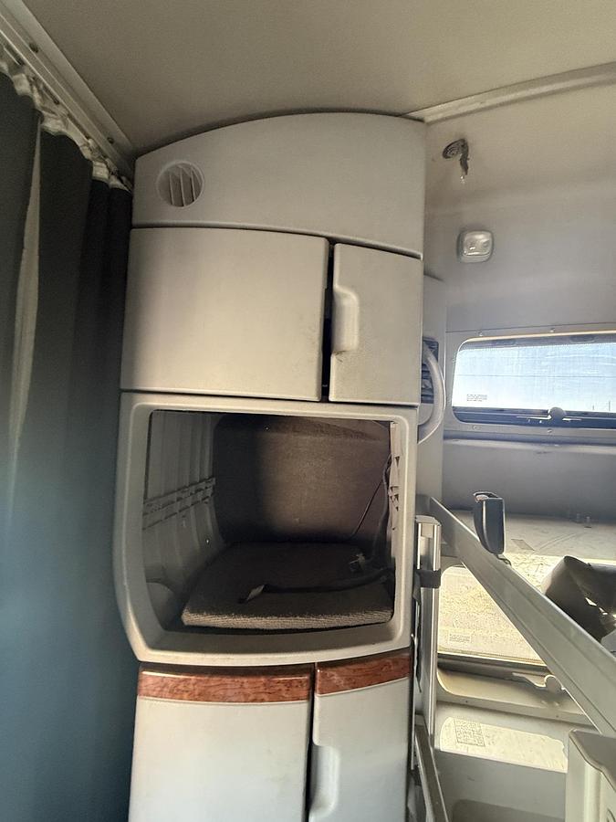 Used 2005 VOLVO VNL 64T670