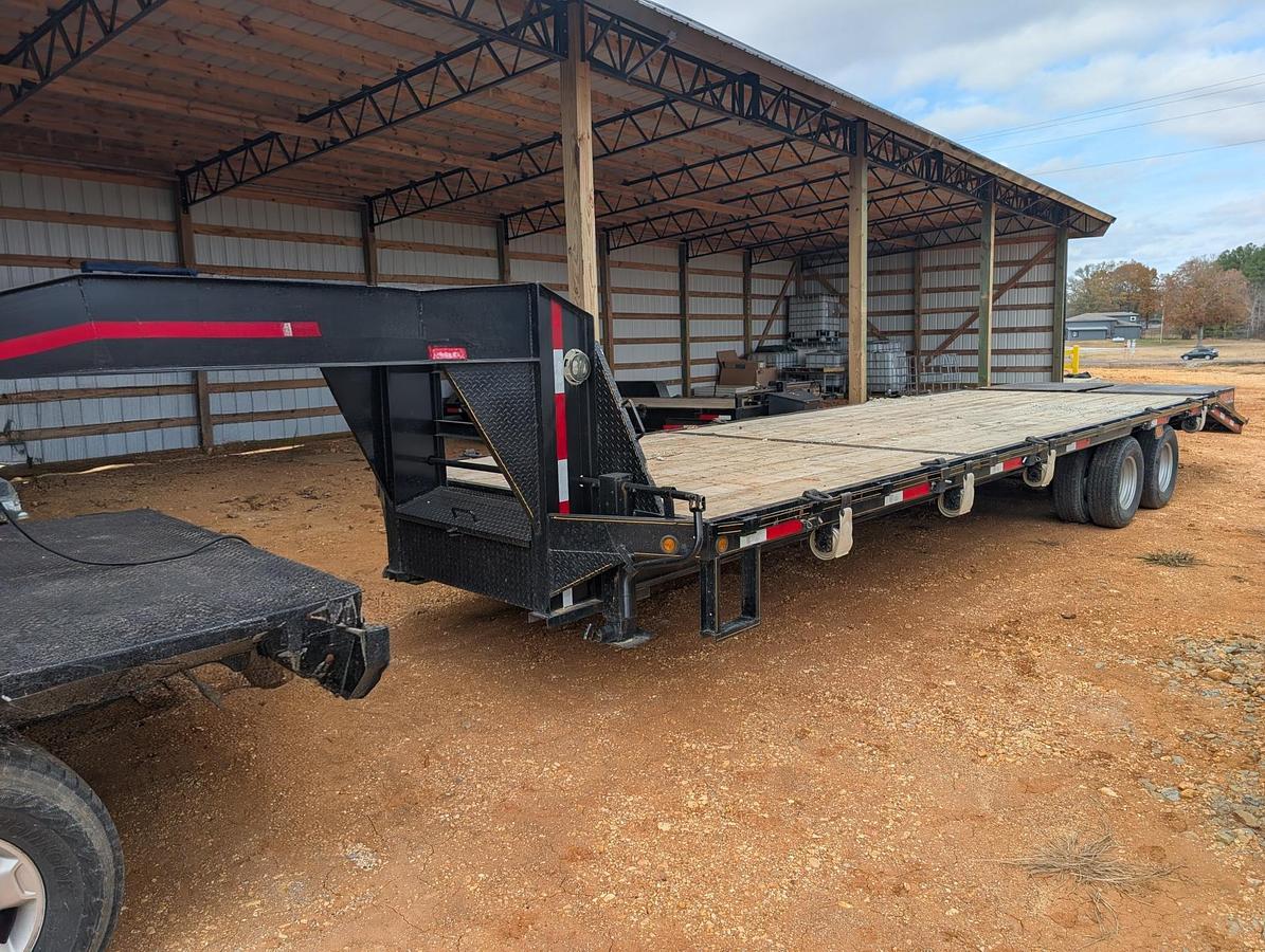 Used 2023 EAGLE 26 foot Gooseneck