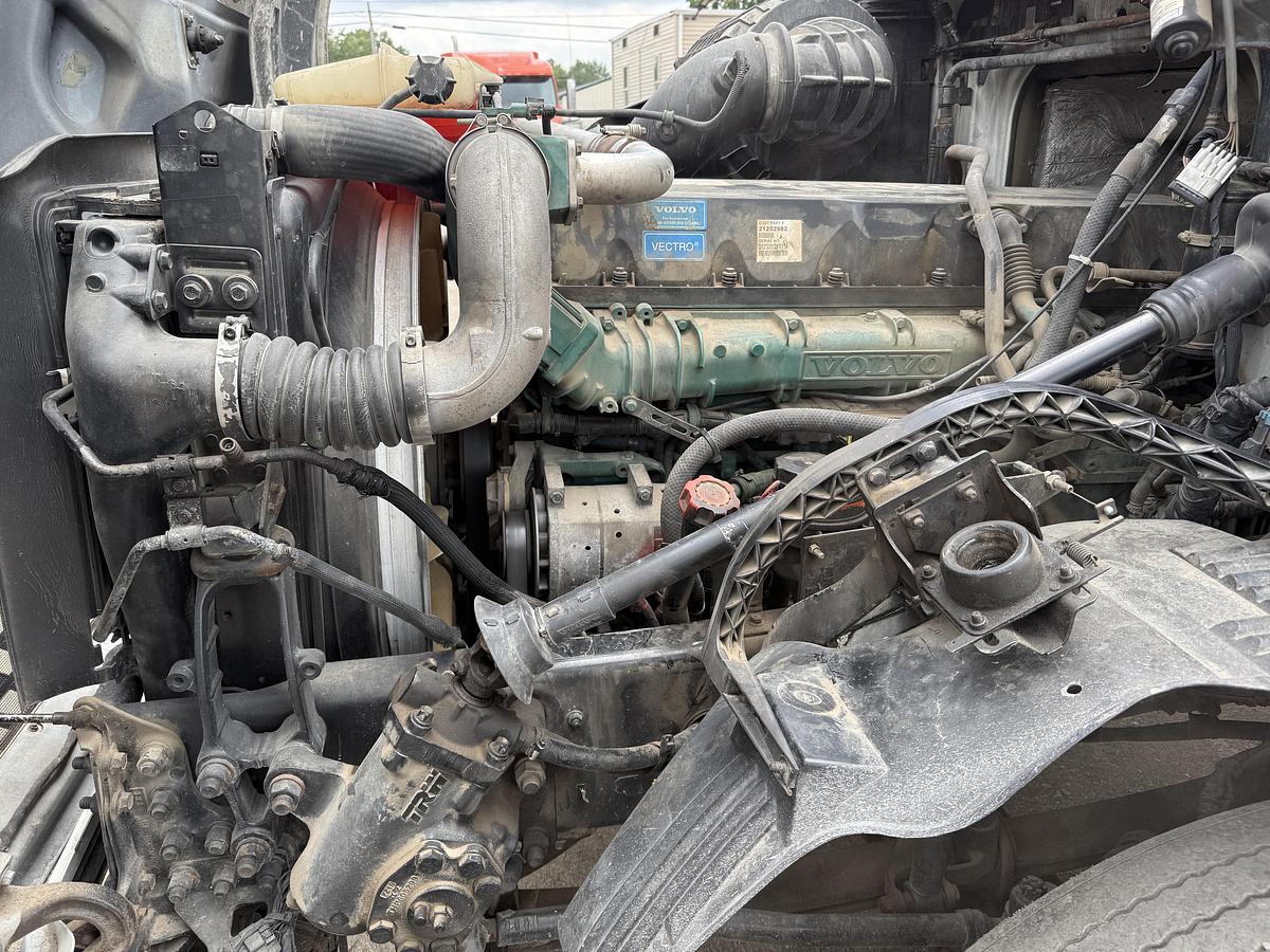 Used 2010 VOLVO VNL64TN