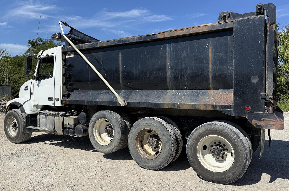Used 2016 VOLVO VHDNC64RN