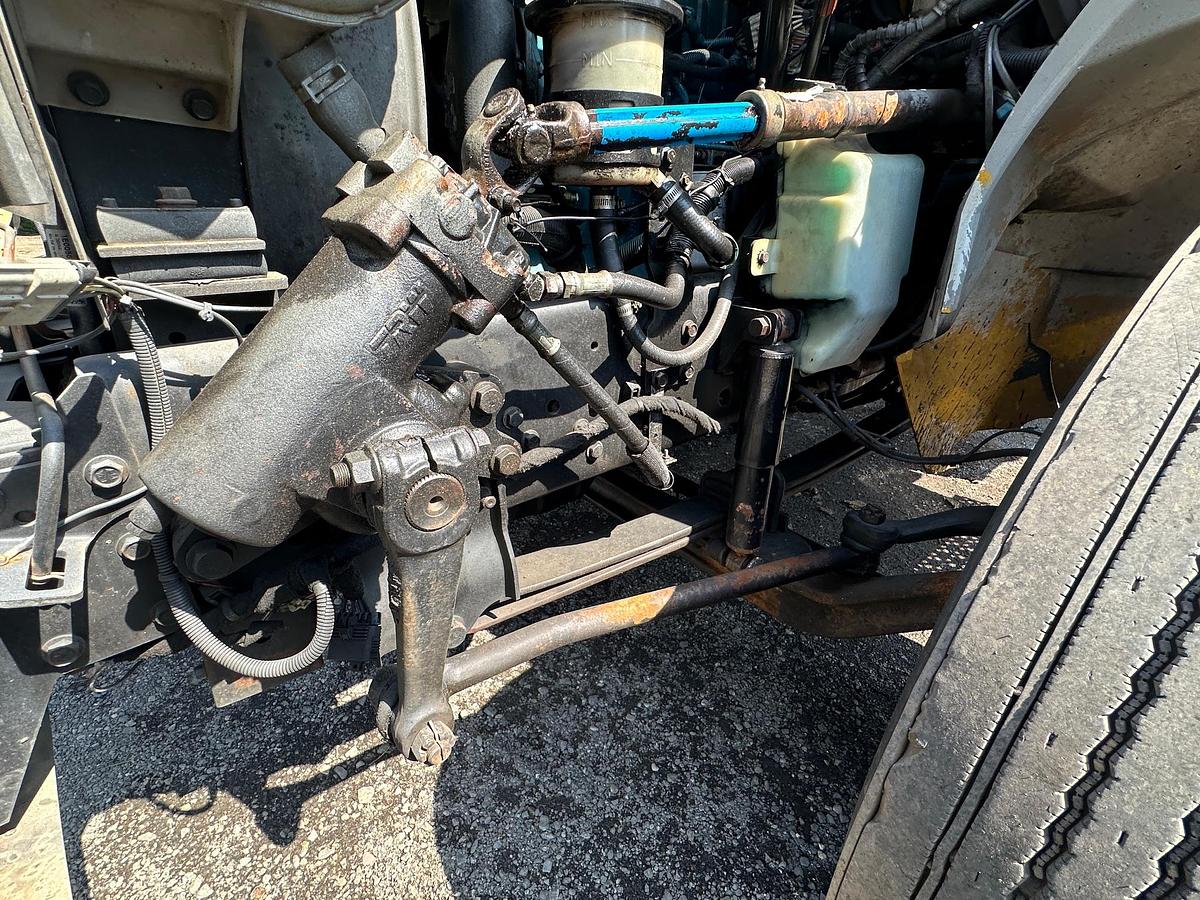 Used 2004 INTERNATIONAL 4300 Attenuator Truck