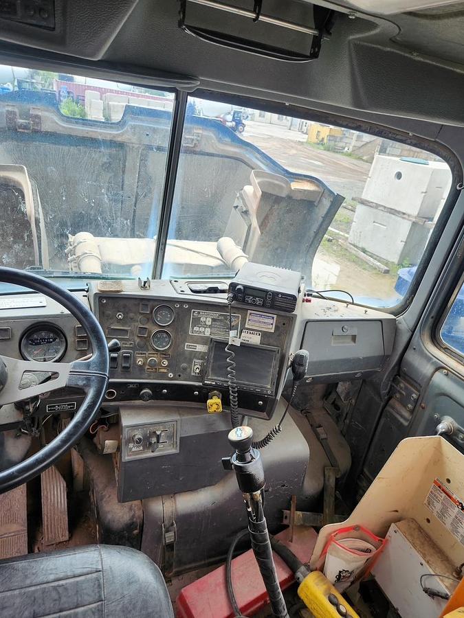 Used 2001 MACK DM690S Conveyor