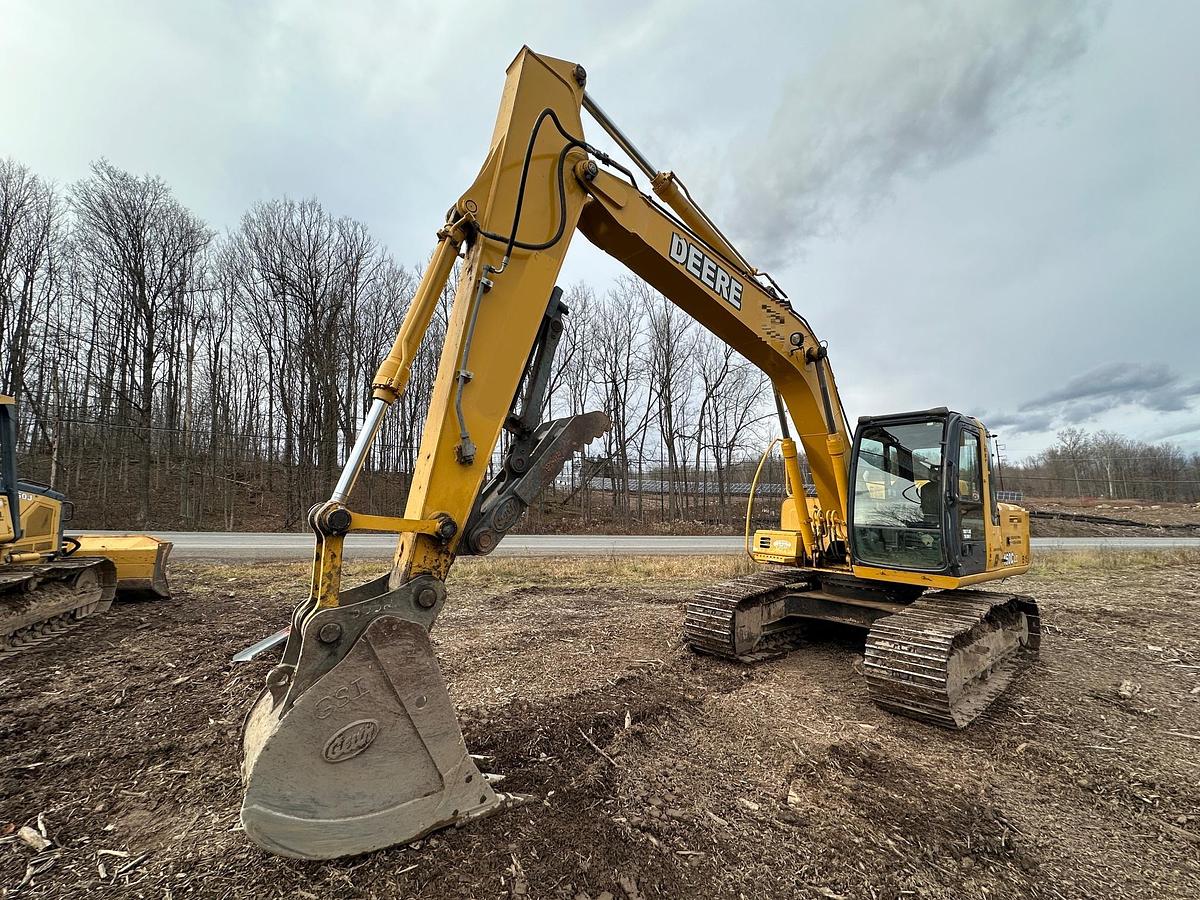 Used 2005 DEERE 160C LC