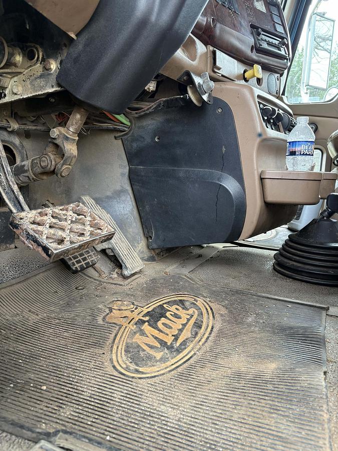 Used 2006 MACK Granite CV713