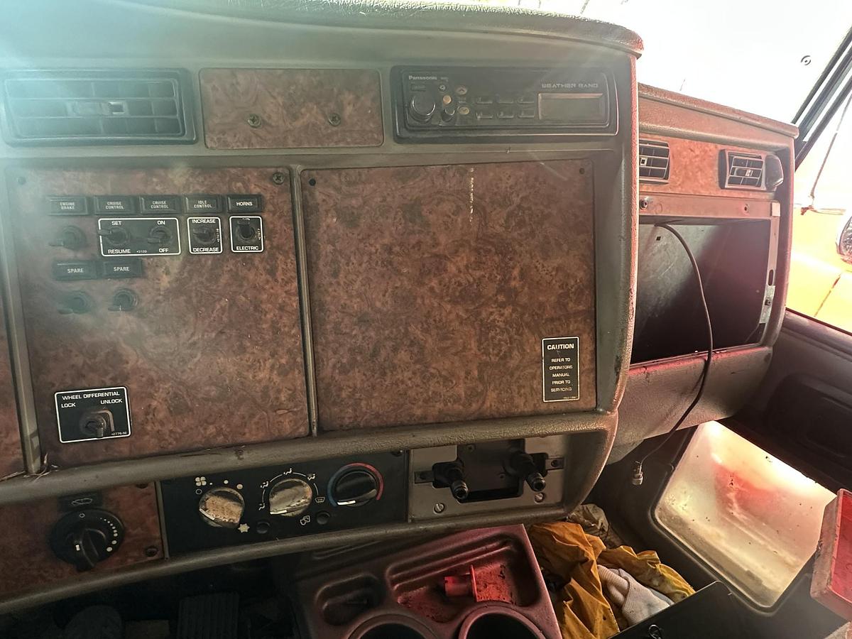 Used 2004 KENWORTH T300