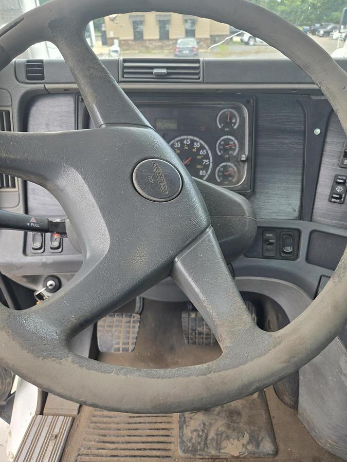 Used 2005 FREIGHTLINER Columbia