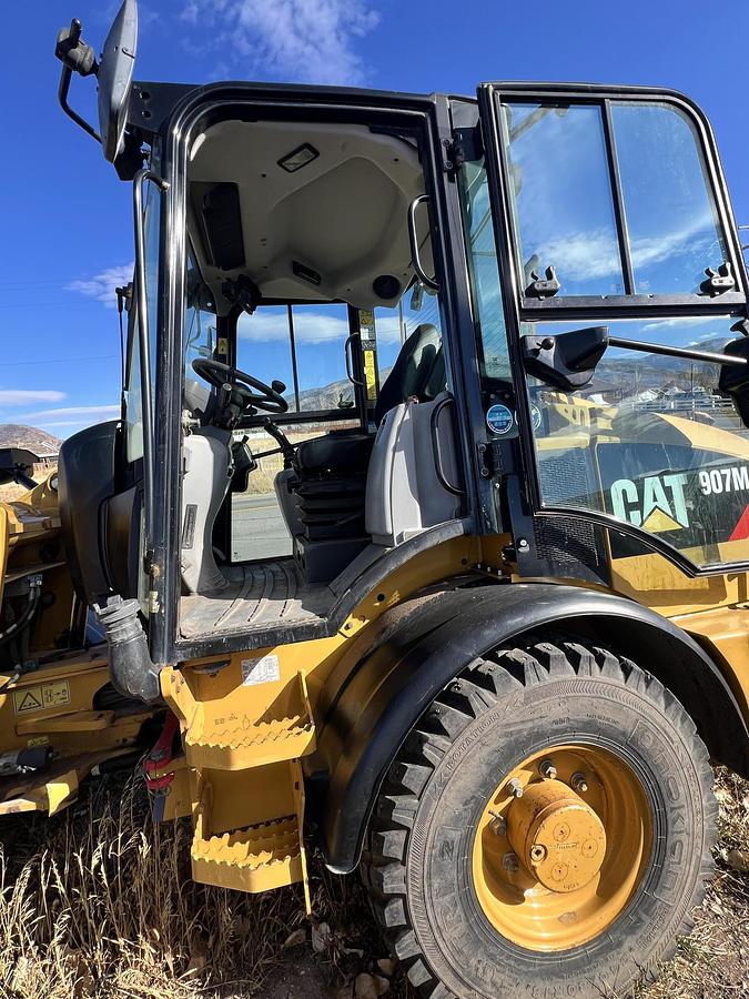 Used 2016 CATERPILLAR 907M