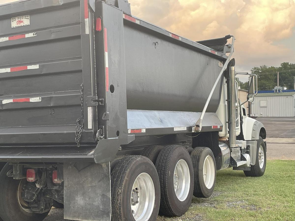 Used 2017 MACK Granite GU713