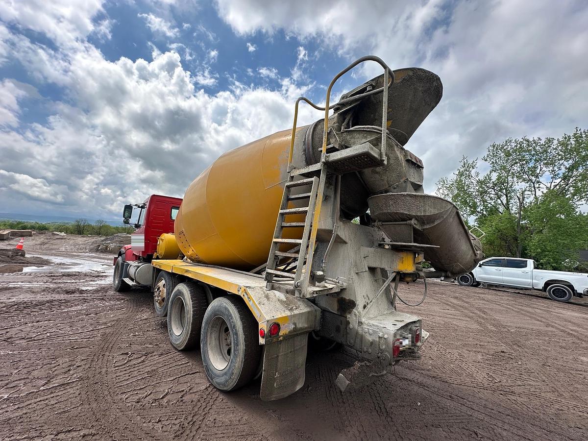 Used 2004 VOLVO Rear Discharge Mixer