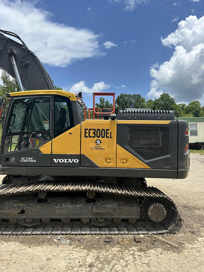 Used 2022 VOLVO EC300EL