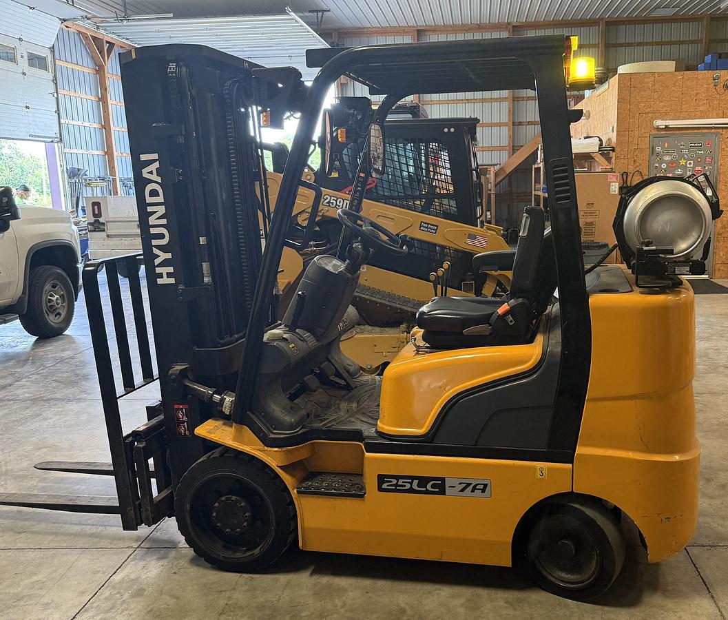 Used 2019 HYUNDAI 25LC-7A