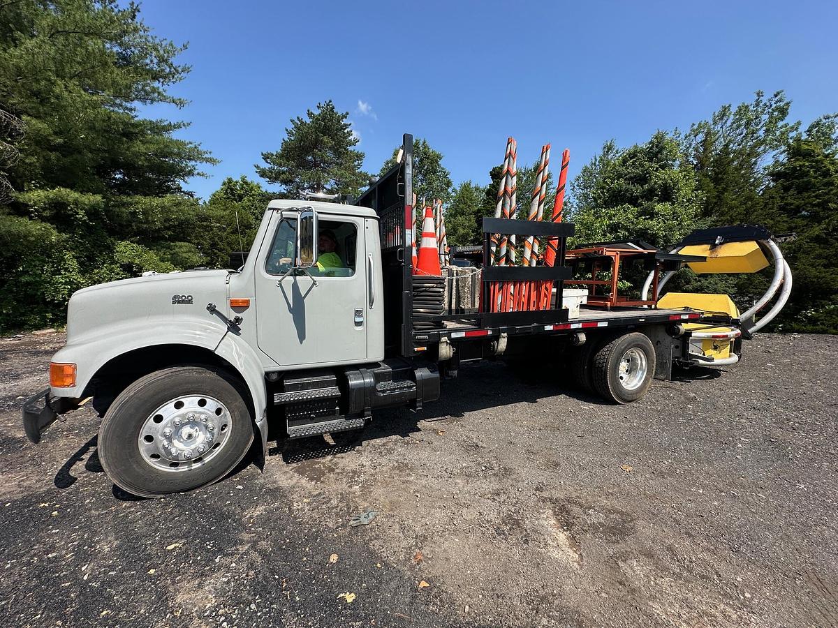 Used 2001 INTERNATIONAL 4900 Attenuator Truck