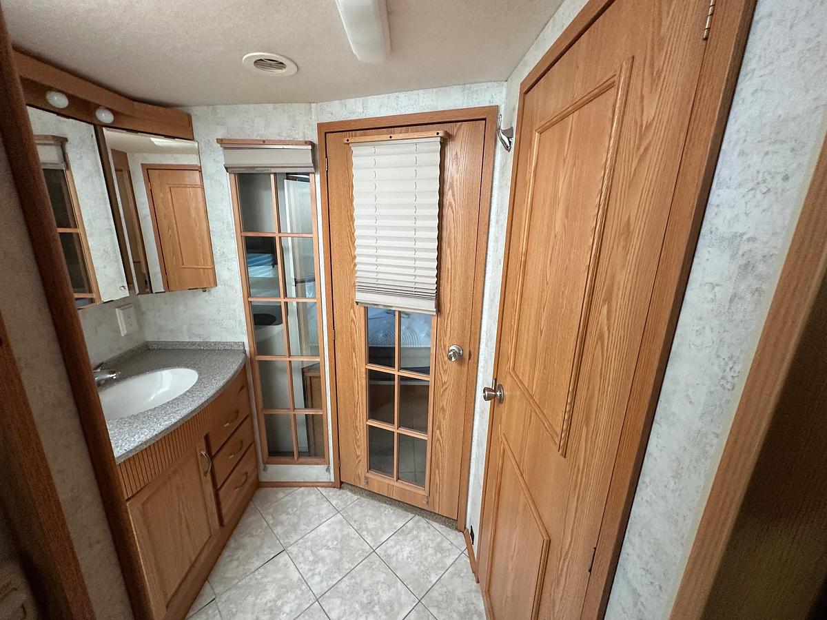 Used 2005 WINNEBAGO Suncruiser