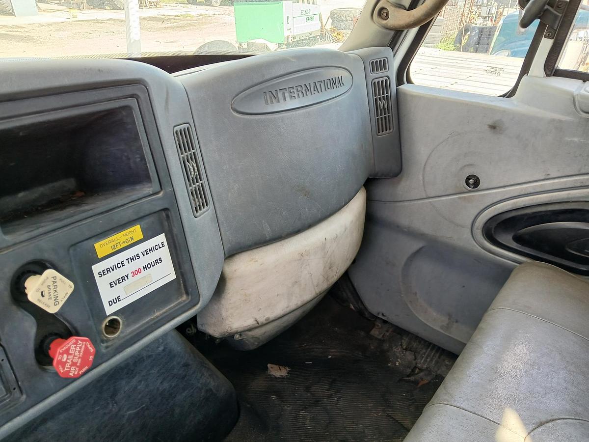 Used 2002 INTERNATIONAL 4300