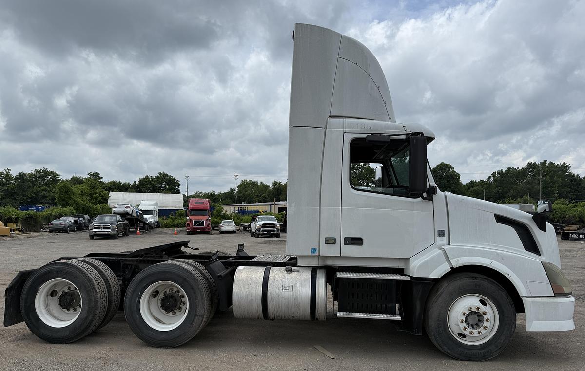 Used 2010 VOLVO VNL64TN