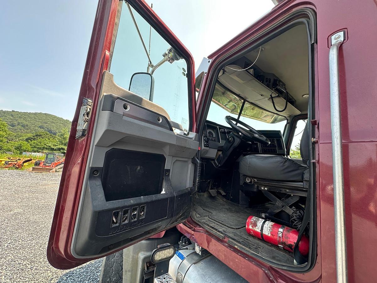 Used 2019 MACK Granite GR64F