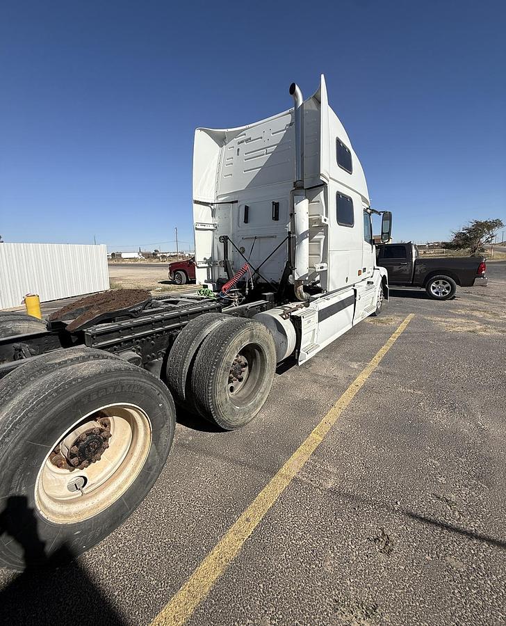 Used 2005 VOLVO VNL 64T670