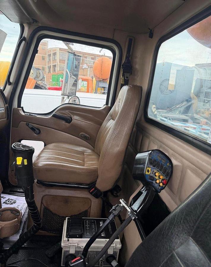 Used 2005 MACK CV713
