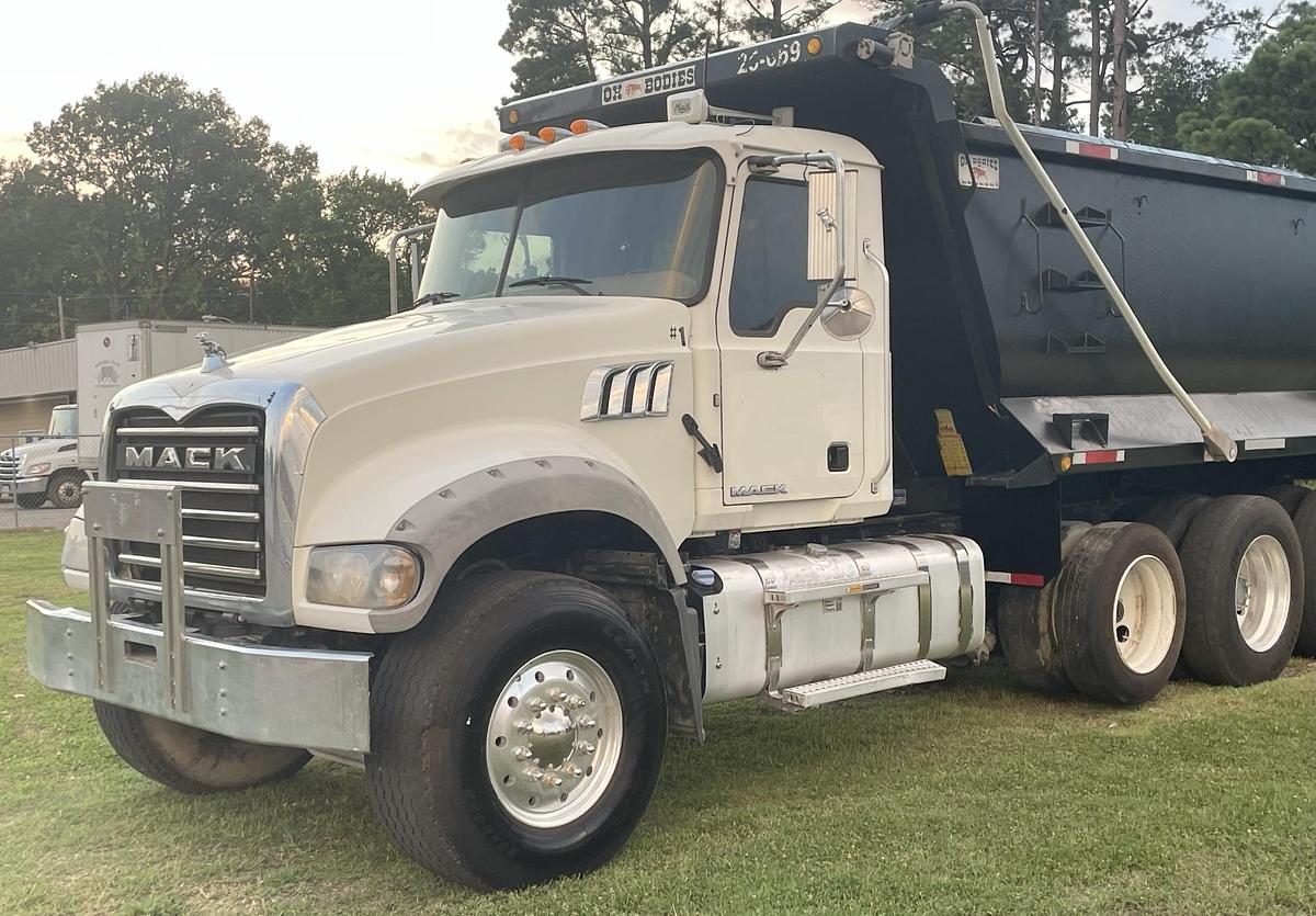 Used 2017 MACK Granite GU713