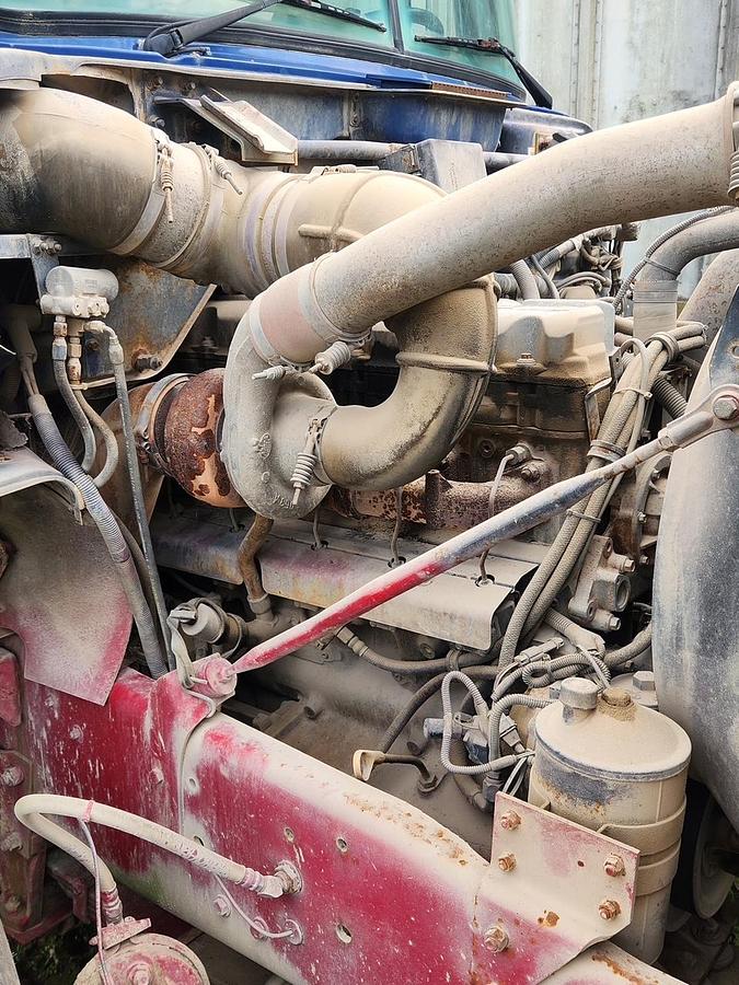 Used 2001 MACK DM690S Conveyor