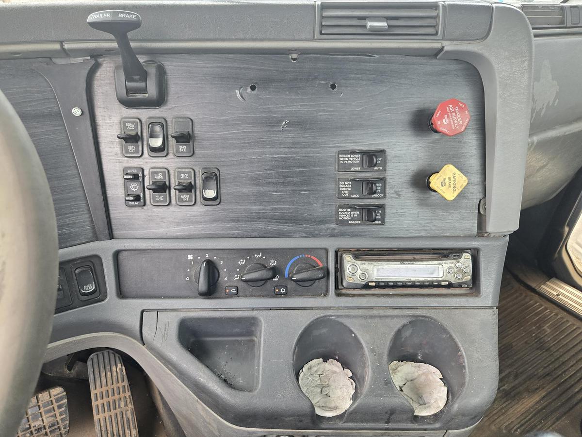 Used 2005 FREIGHTLINER Columbia