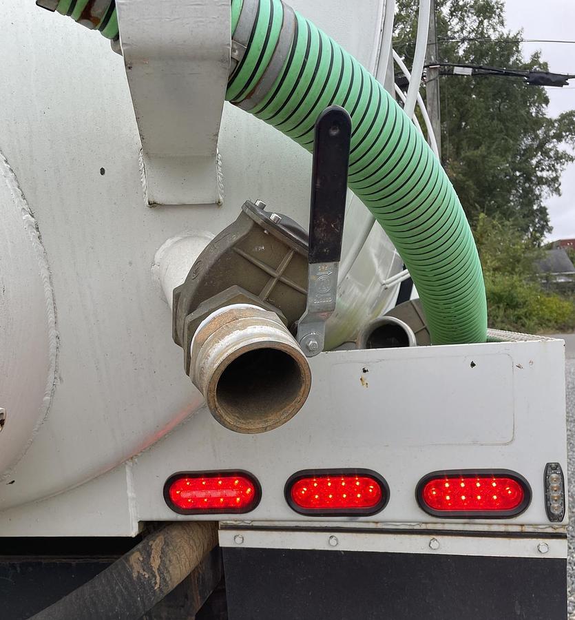 Used 2013 FREIGHTLINER Cascadia Septic Truck