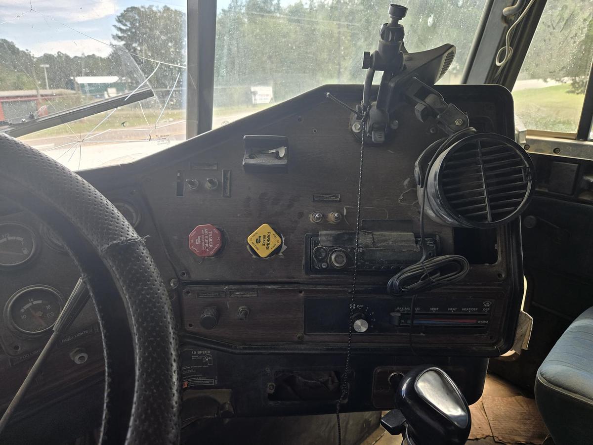 Used 2005 FREIGHTLINER FLD 120