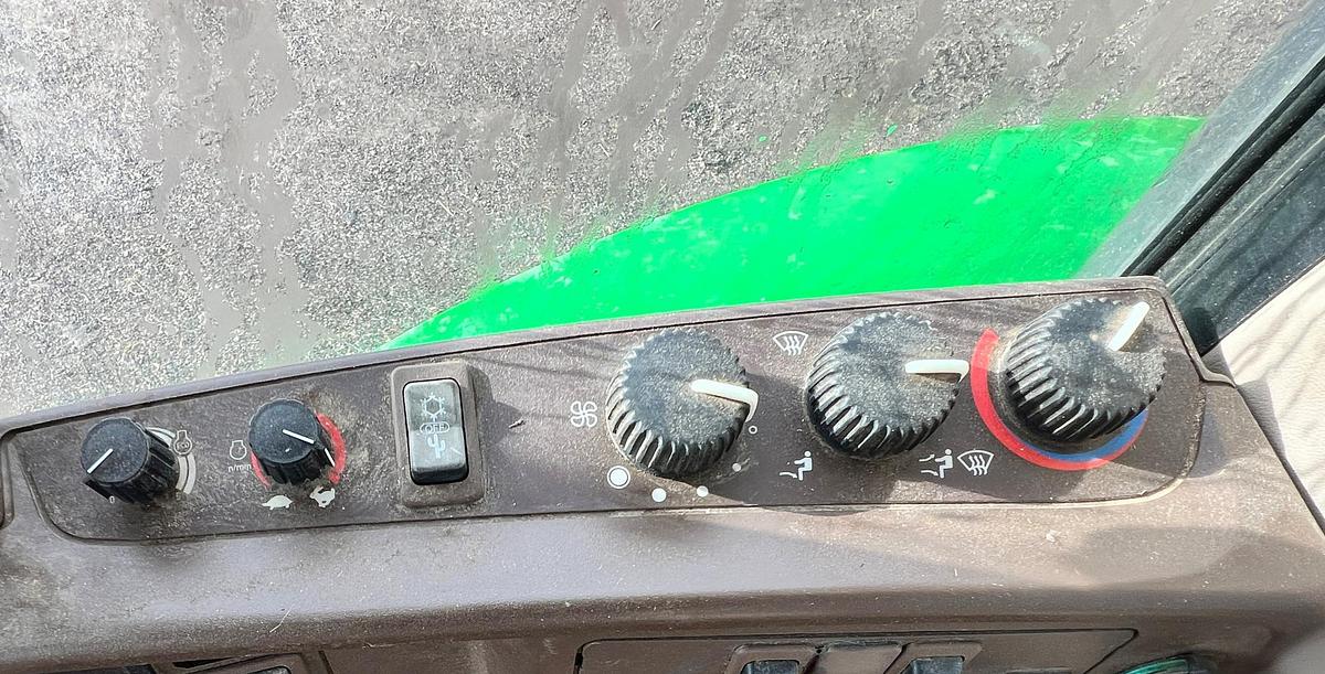 Used 2006 JOHN DEERE 7520