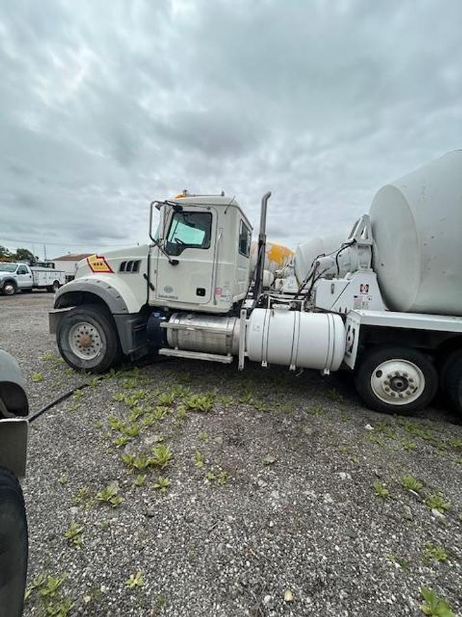 Used 2017 MACK GU713