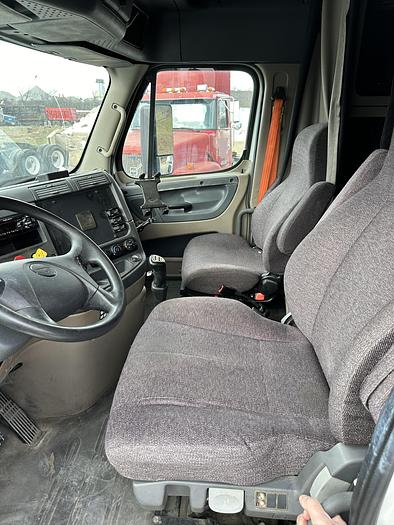 Used 2017 FREIGHTLINER Cascadia 125