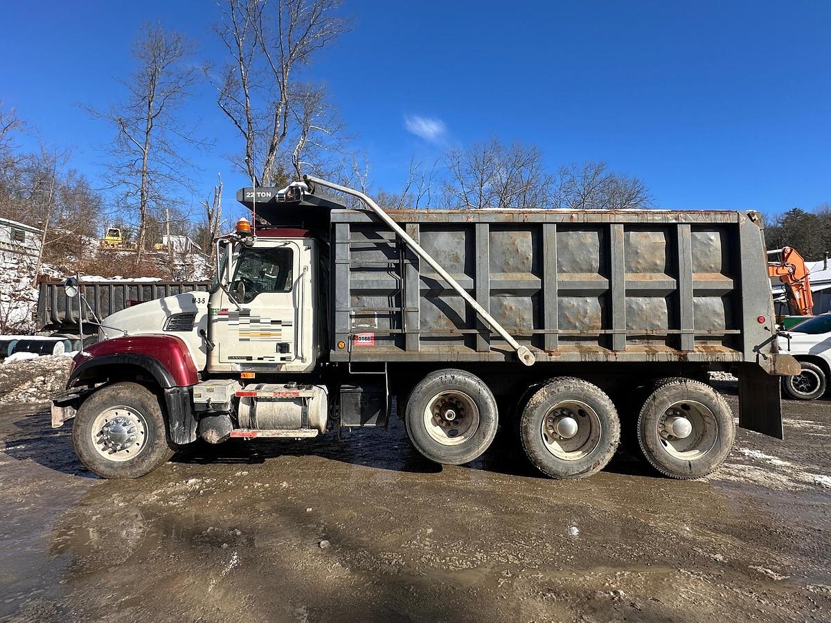 Used 2005 MACK CV713