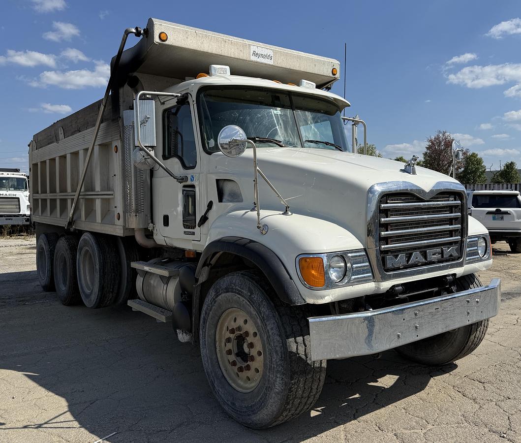 Used 2005 MACK CV713