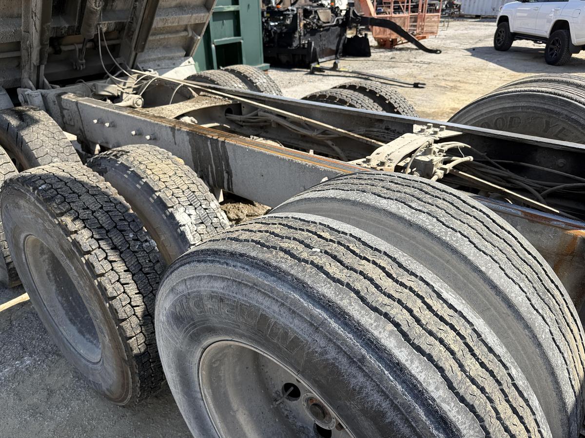 Used 2005 MACK CV713