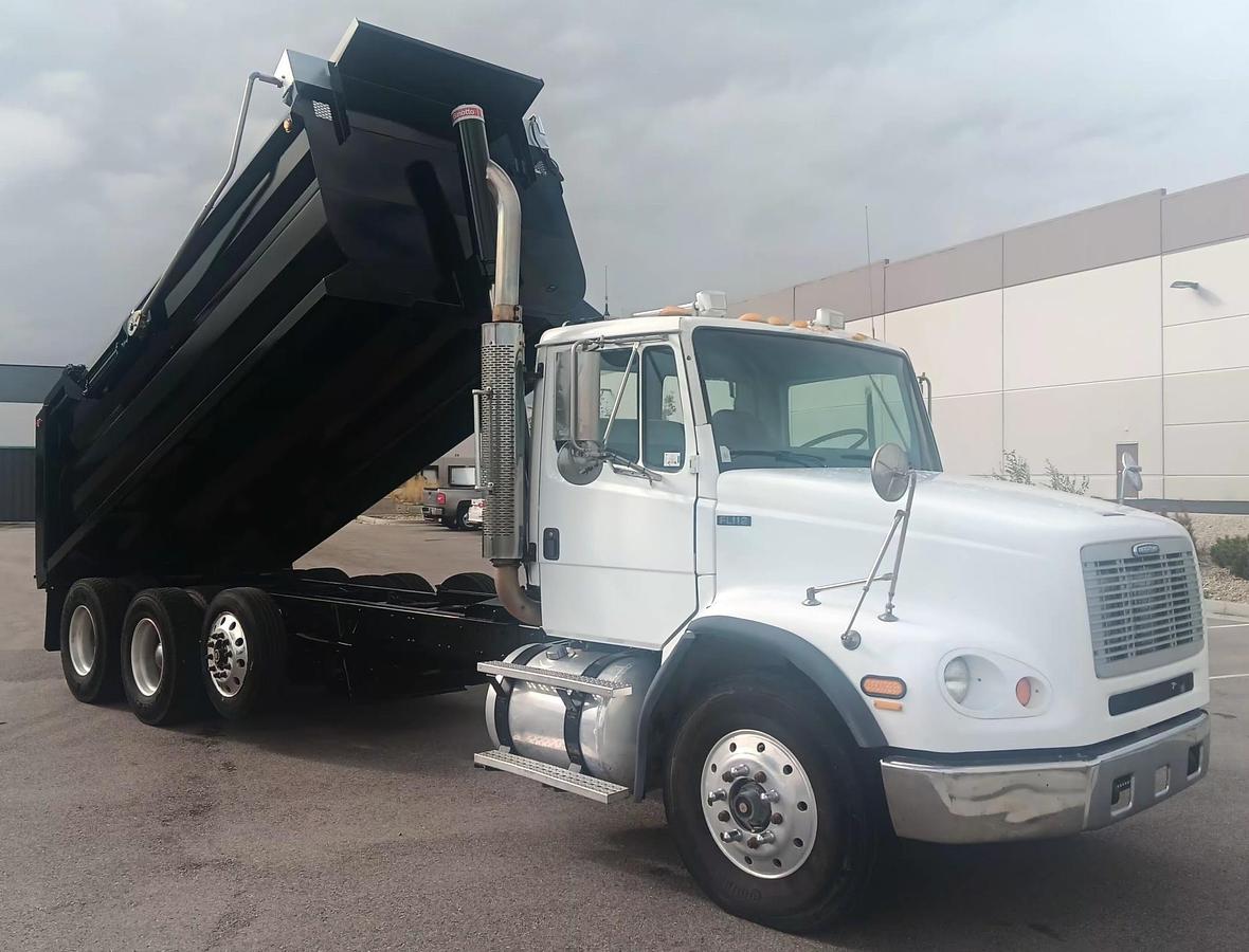 Used 2001 FREIGHTLINER FL 112
