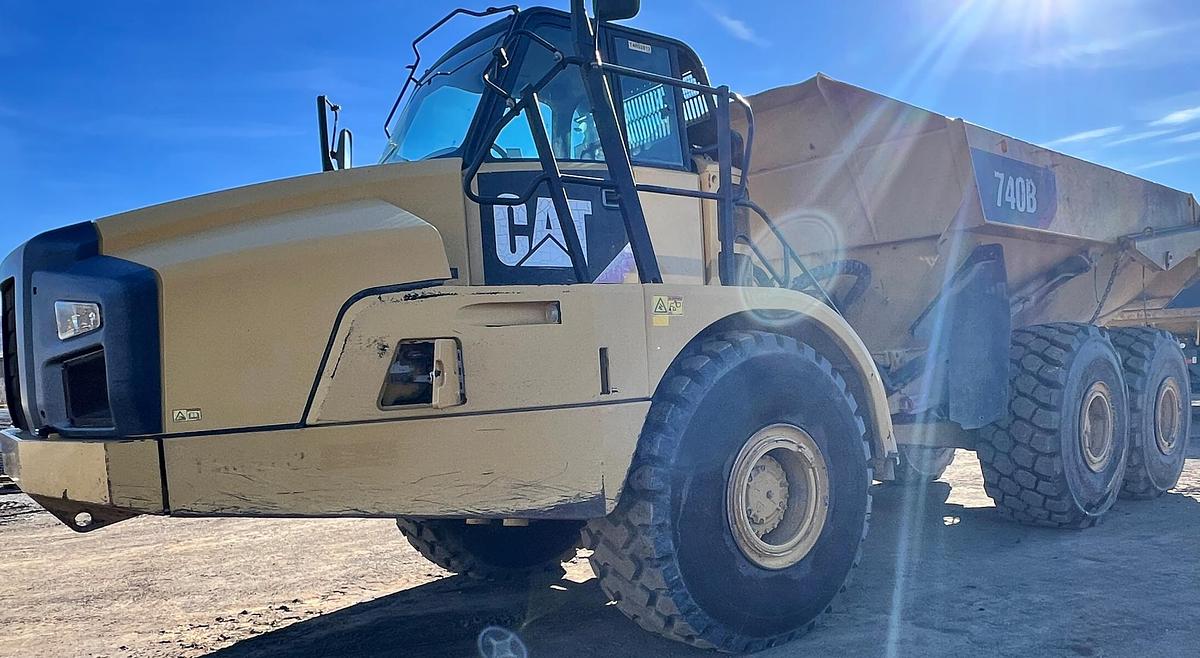 Used 2015 CATERPILLAR 740B