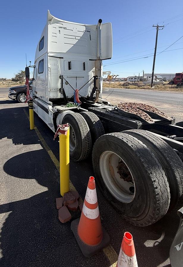 Used 2005 VOLVO VNL 64T670
