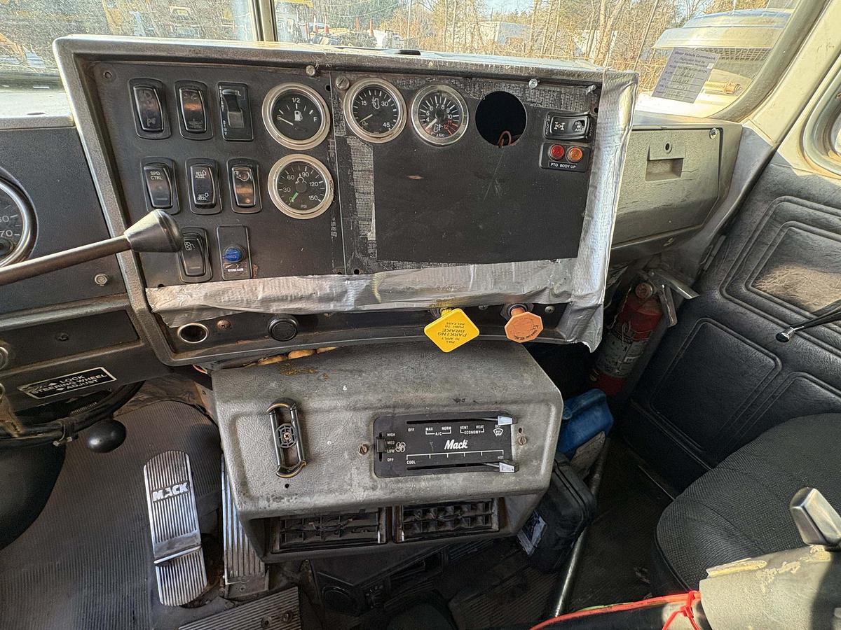 Used 2003 MACK RD688S