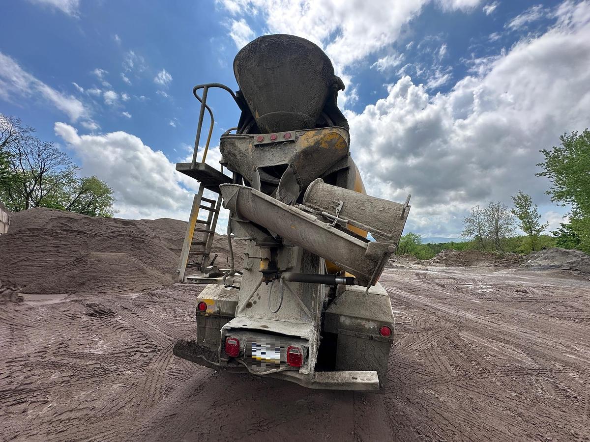 Used 2004 VOLVO Rear Discharge Mixer